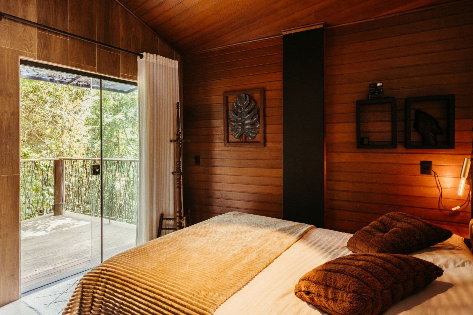 Kamar tidur kayu dengan pemandangan hutan