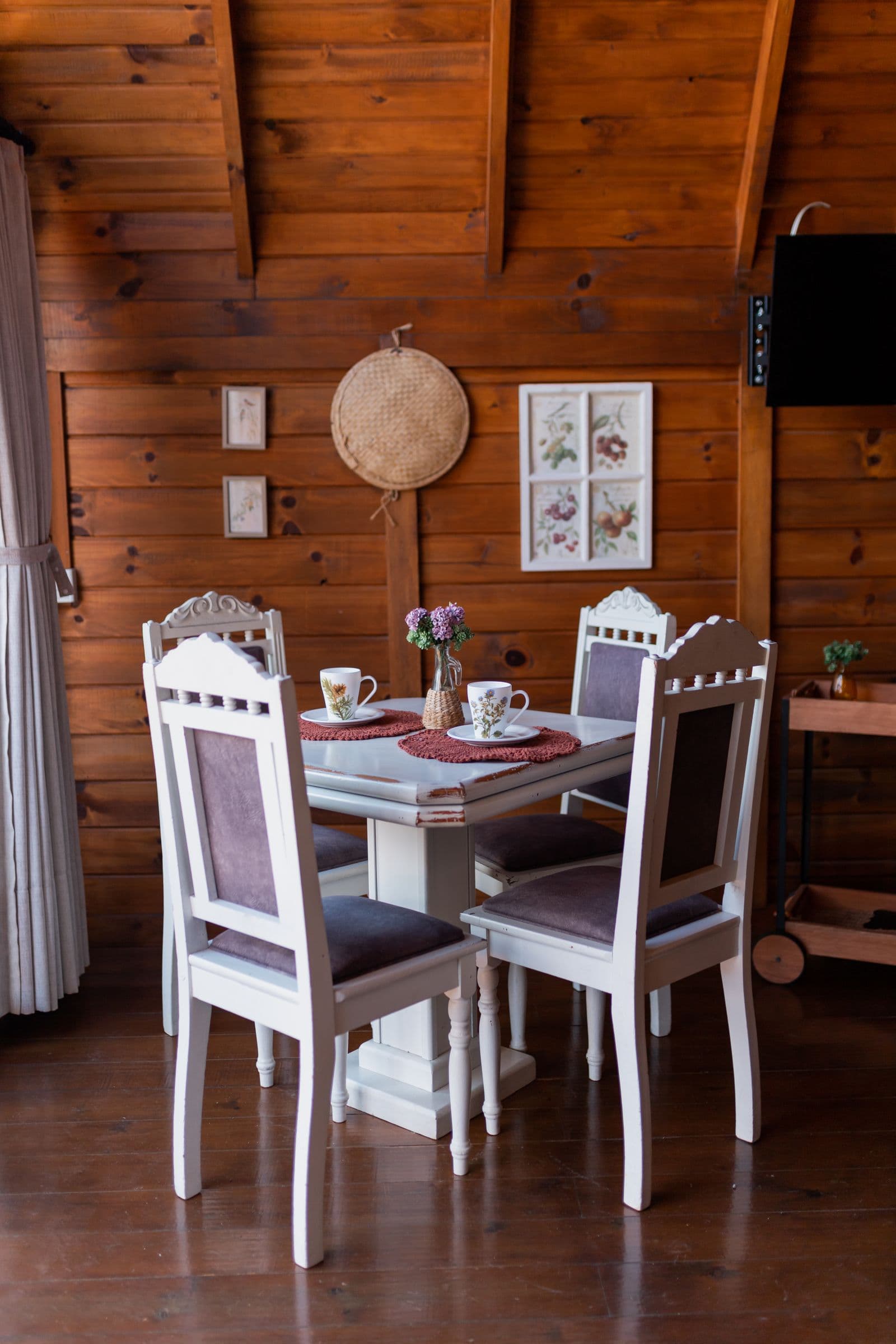 Area makan bernuansa rustic kayu