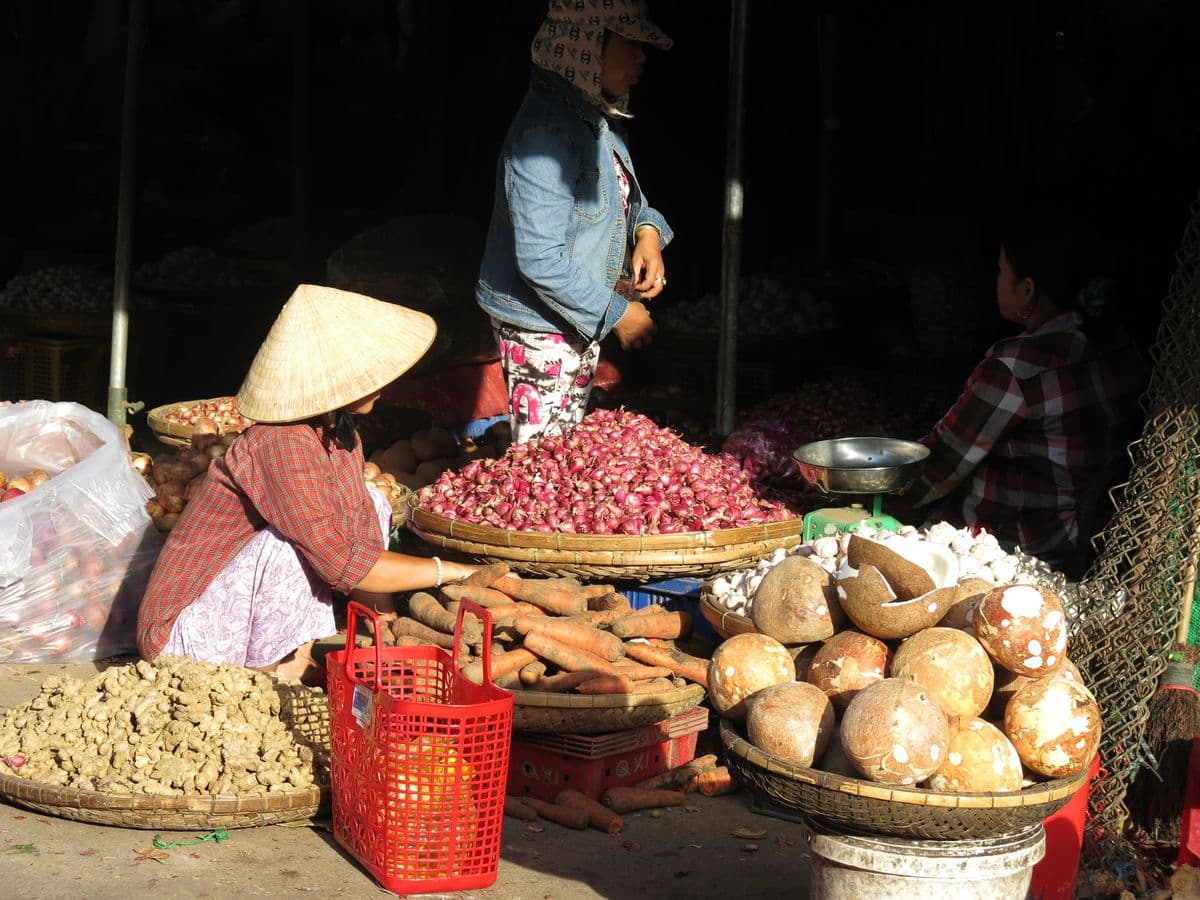 Pasar tradisional dengan sayur dan buah segar
